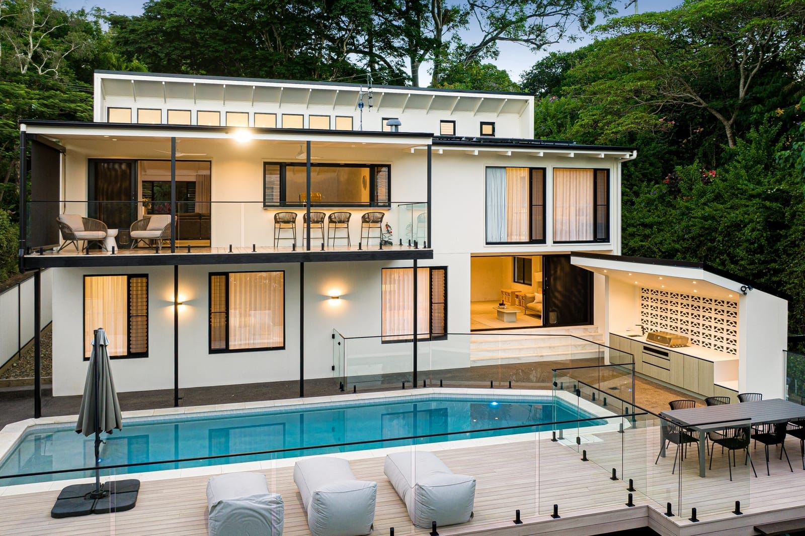 ​Elegant Entertainer on Private, Leafy ¼ Acre