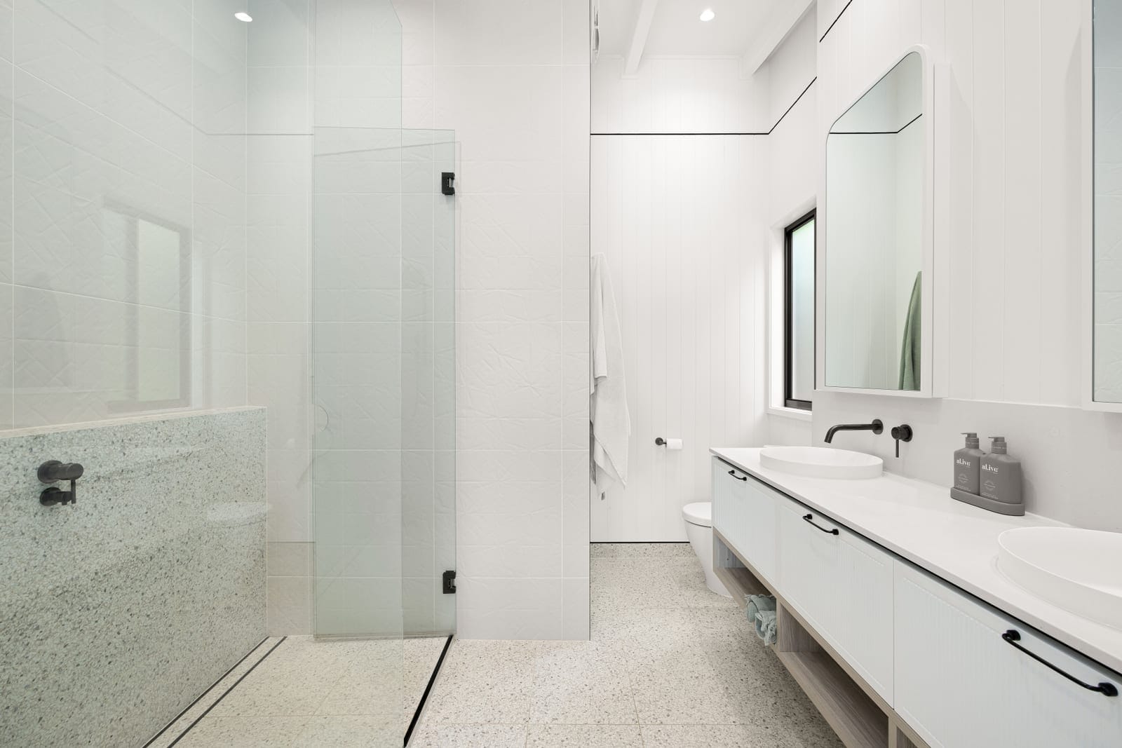​Elegant Entertainer on Private, Leafy ¼ Acre