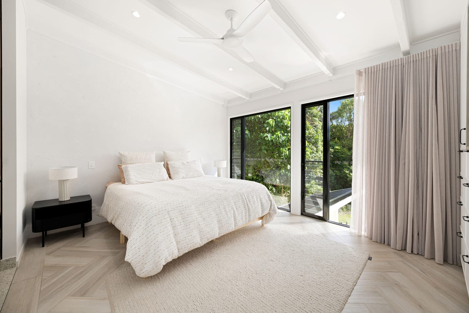 ​Elegant Entertainer on Private, Leafy ¼ Acre