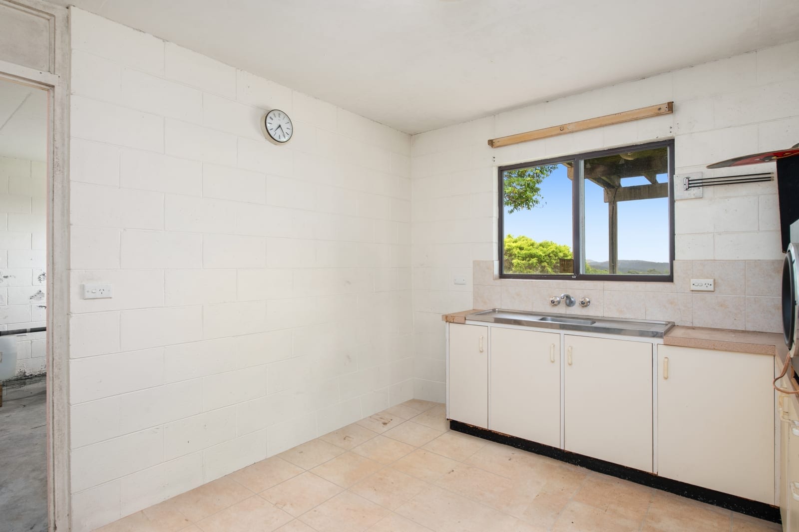 Renovate or Detonate: Direct North-Facing 2,420sqm Block