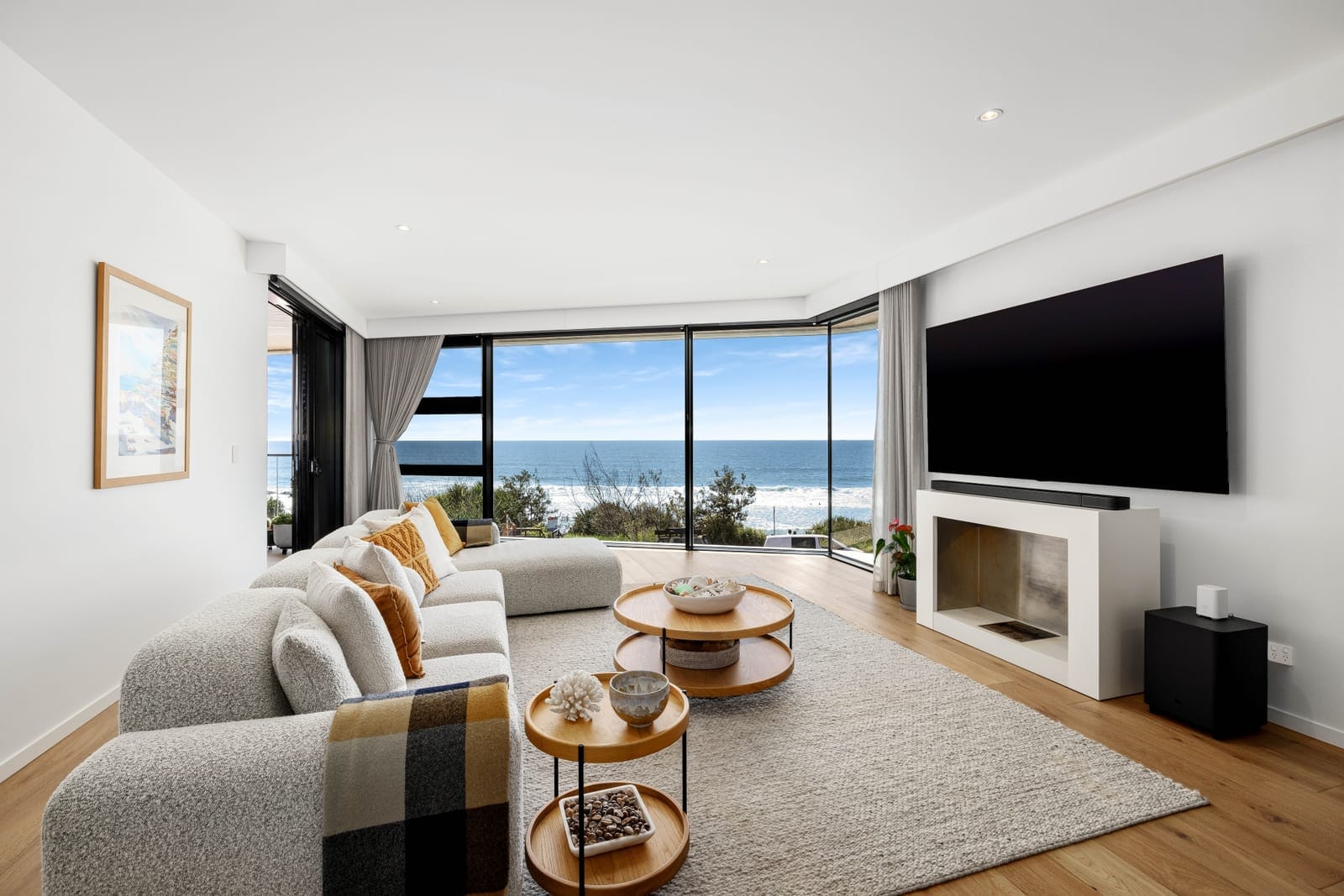 Exquisite Apartment – Prime First Bay Location