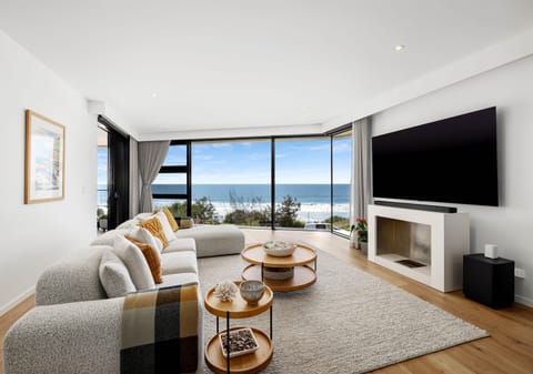 Exquisite Apartment – Prime First Bay Location