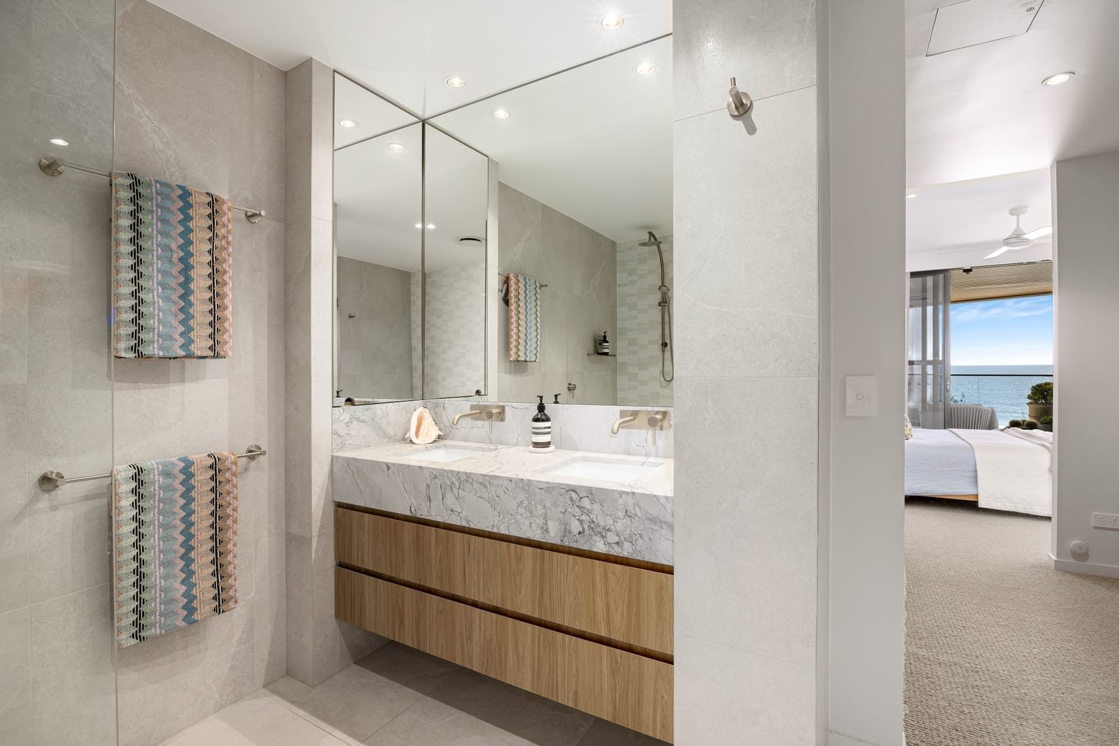 Exquisite Apartment – Prime First Bay Location