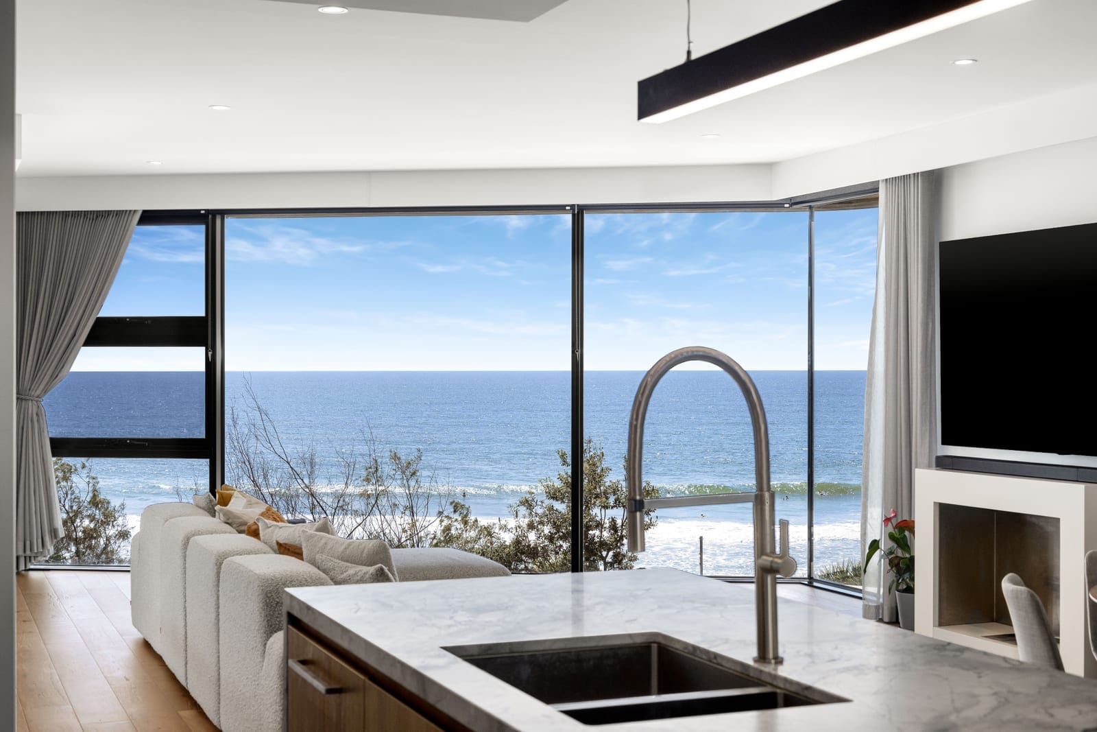 Exquisite Apartment – Prime First Bay Location