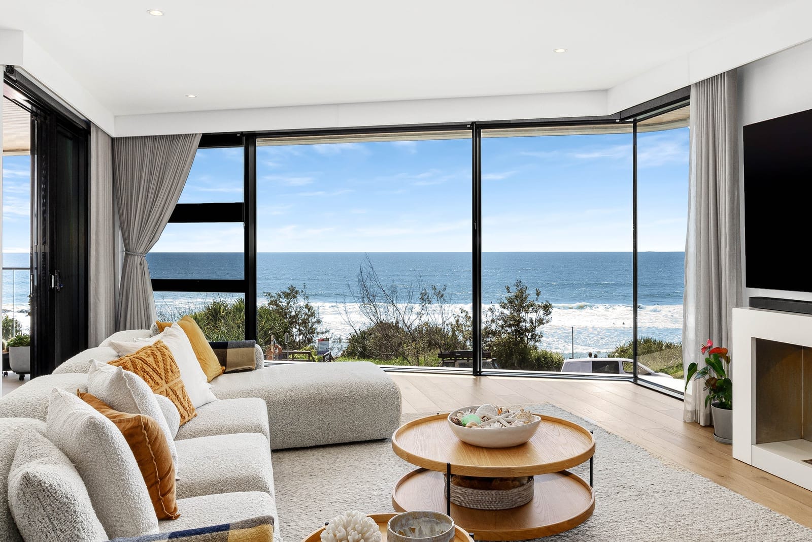 Exquisite Apartment – Prime First Bay Location