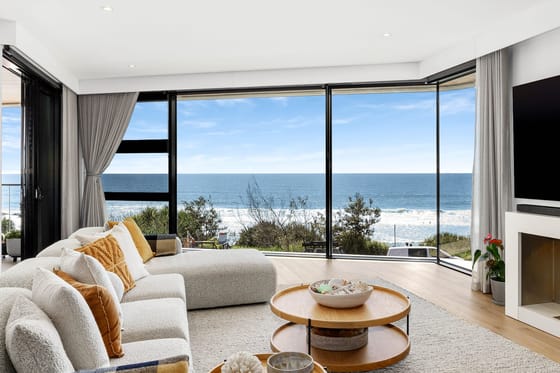 Exquisite Apartment – Prime First Bay Location