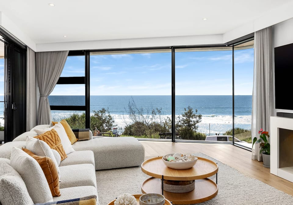 Exquisite Apartment – Prime First Bay Location