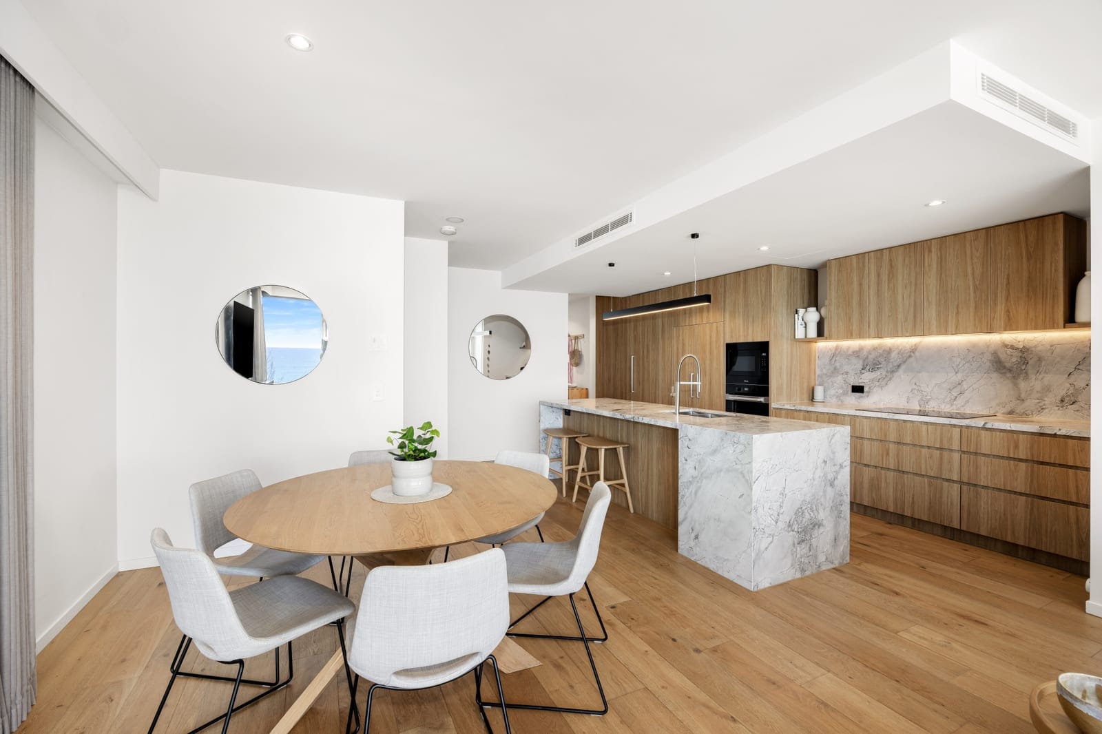 Exquisite Apartment – Prime First Bay Location