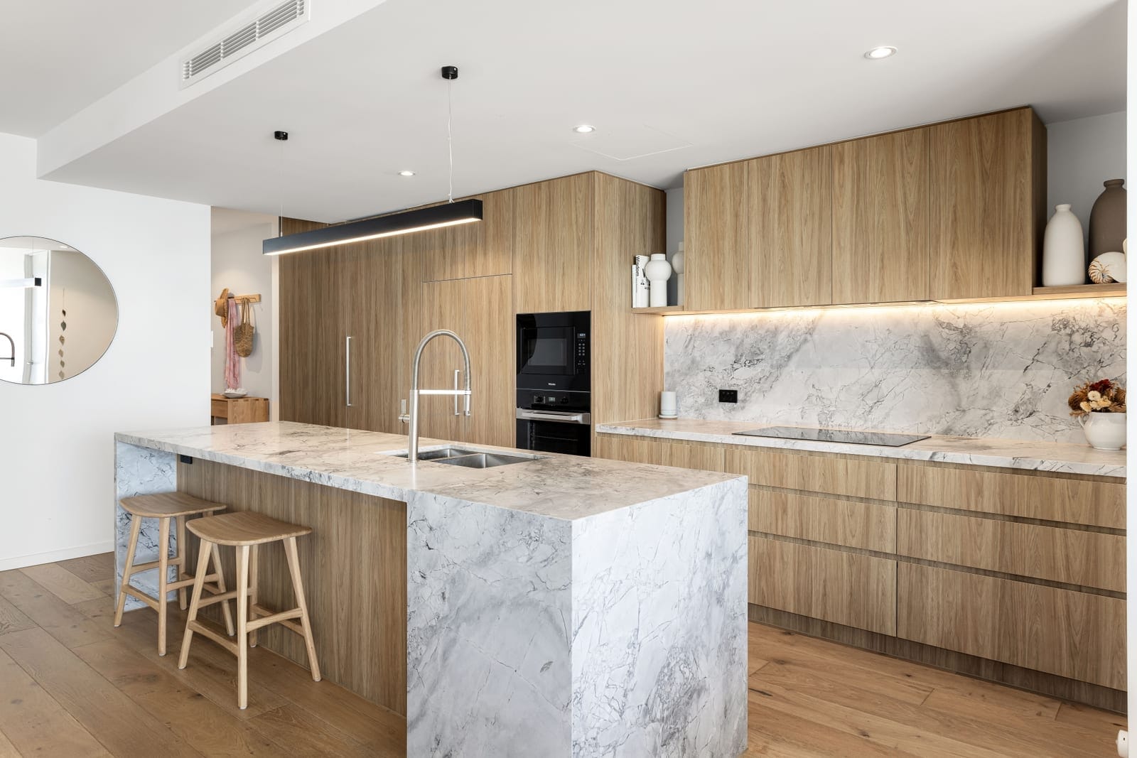 Exquisite Apartment – Prime First Bay Location