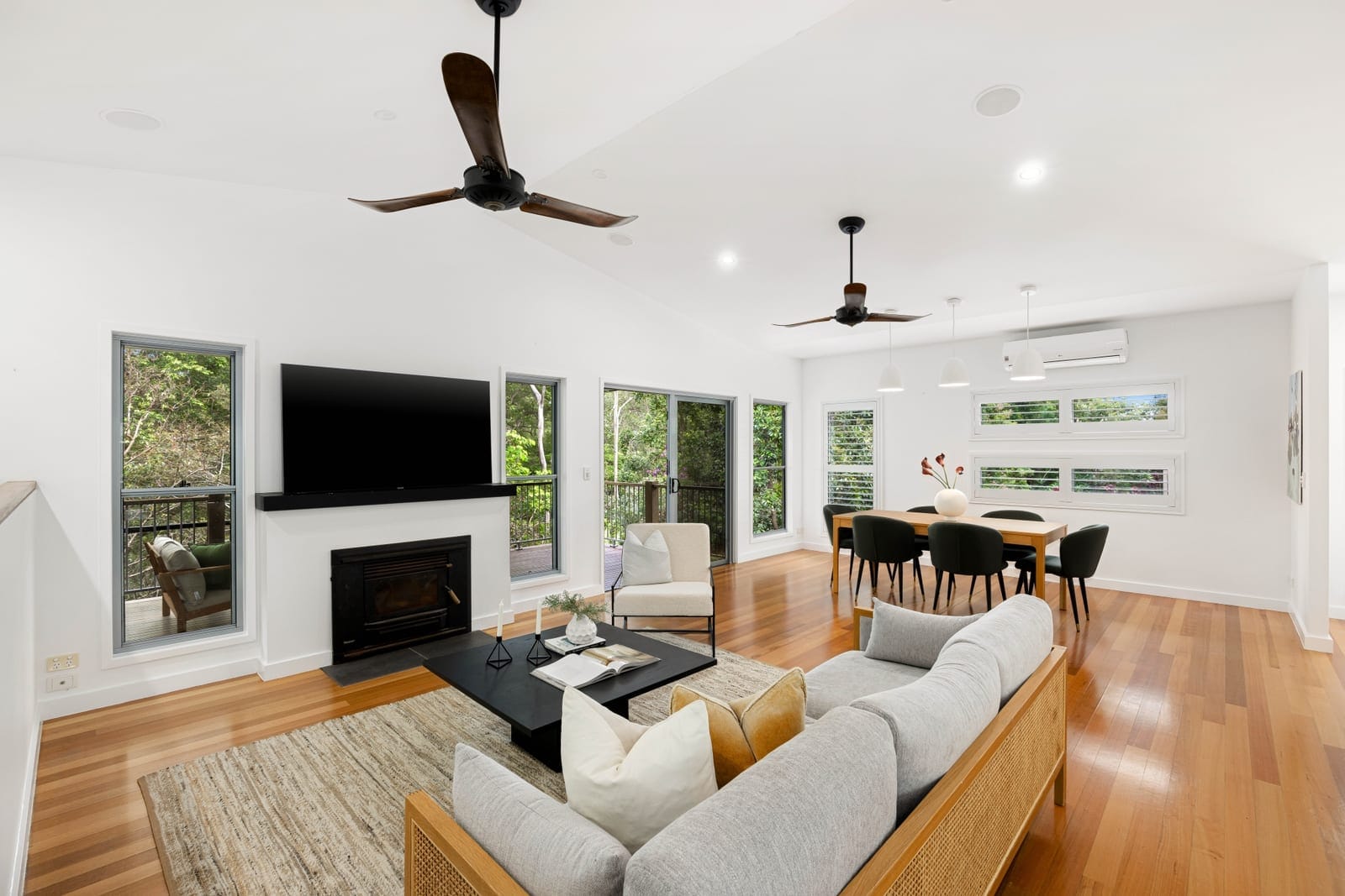 Mons Magic: Private Entertainer with Dual Living