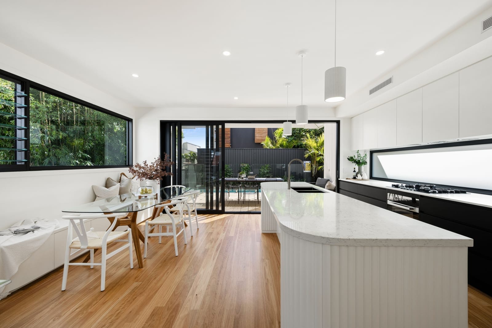 Elevation, Presentation, Location