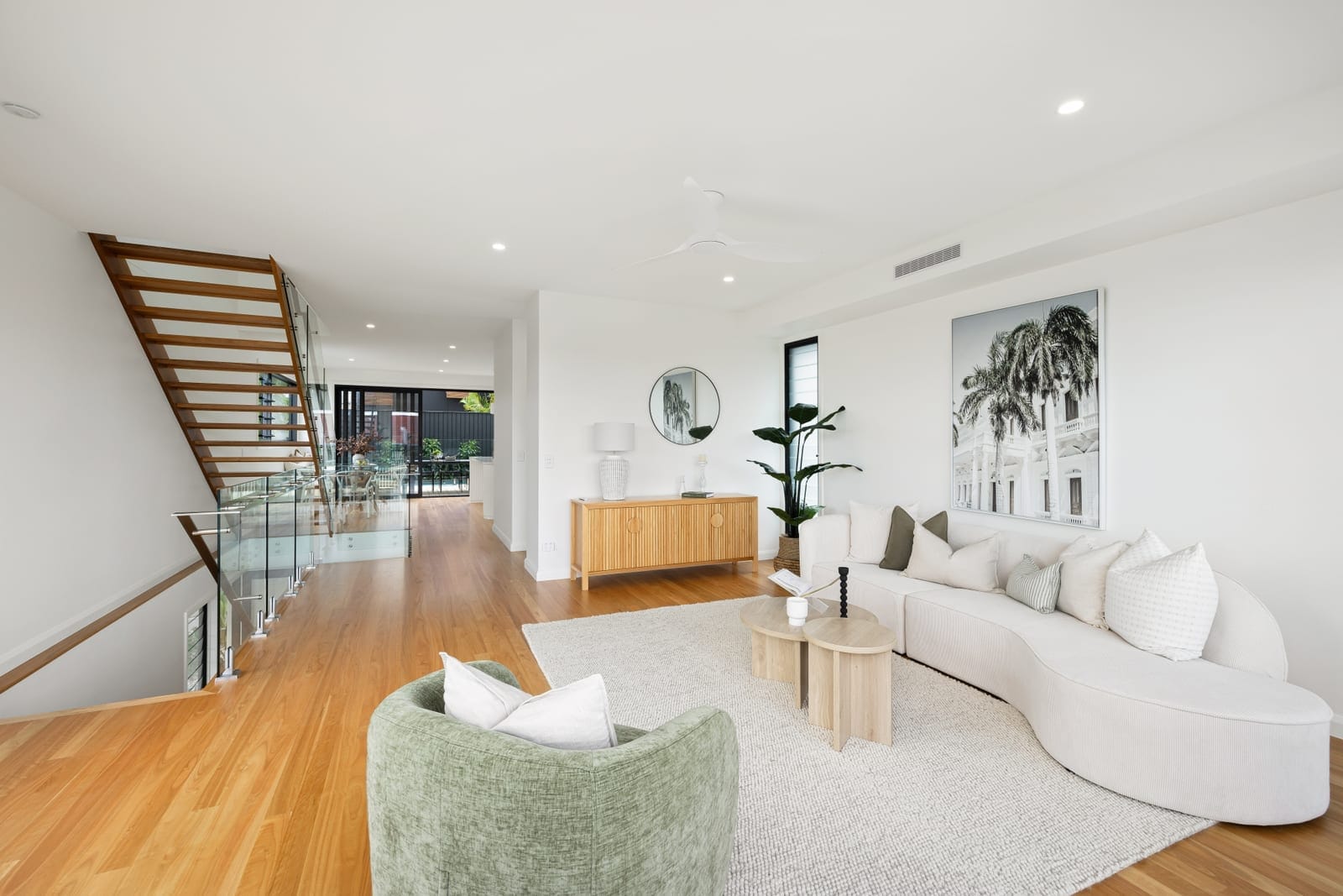 Elevation, Presentation, Location