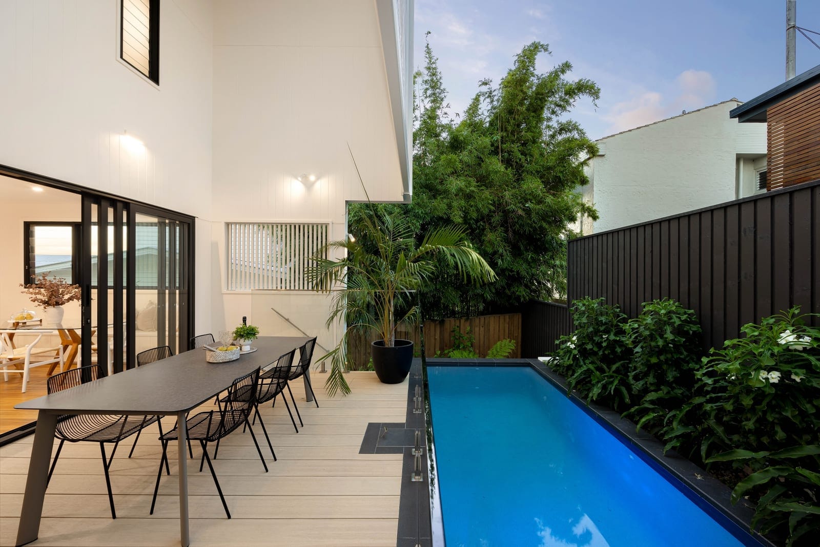 Elevation, Presentation, Location