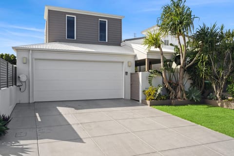 Island Entertainer – 800m to the Beach