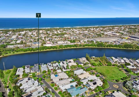 Island Entertainer – 800m to the Beach