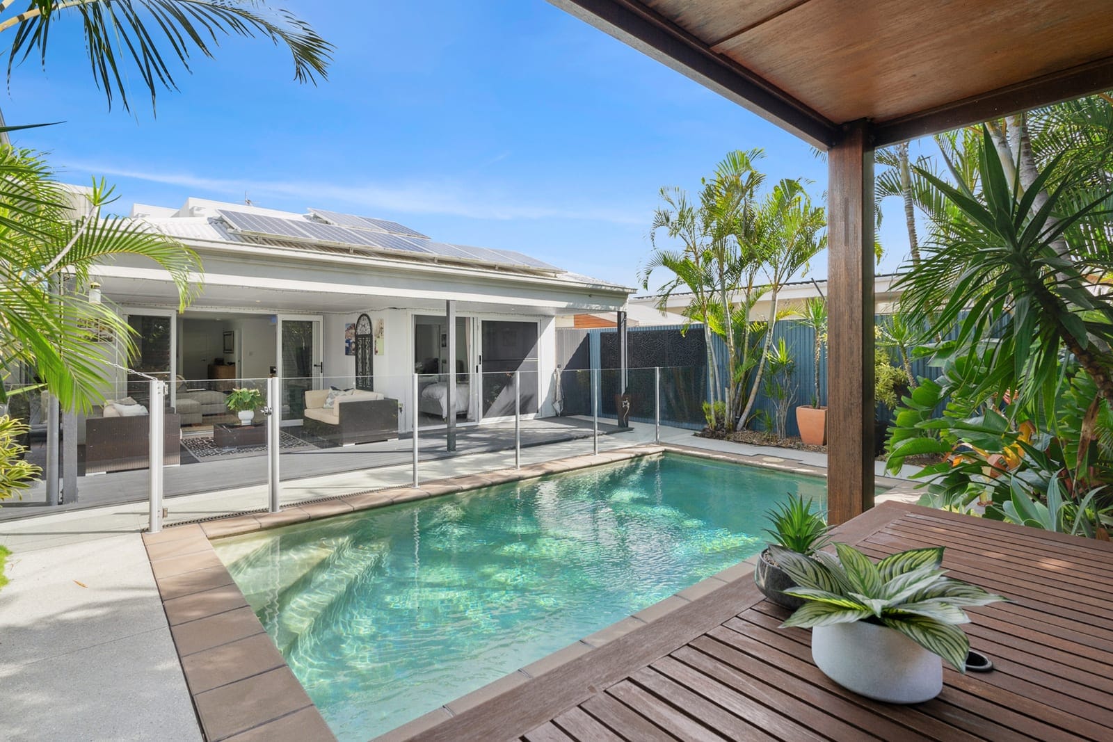 Island Entertainer – 800m to the Beach