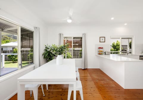 Immaculate Queenslander, 400m to Beach