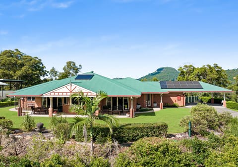 Lifestyle Acreage: Mountain Views, Northerly Splendour