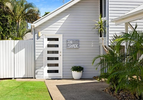 A Coastal Sanctuary for Serene Living and Beachside Luxury