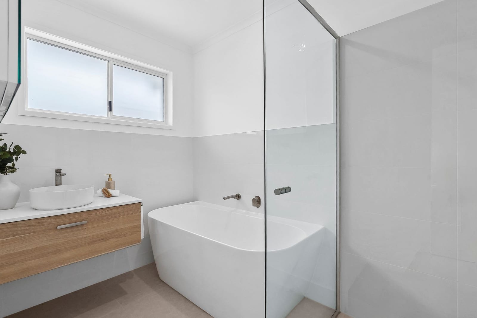 Renovated Beachside Charmer: 150m to Sand