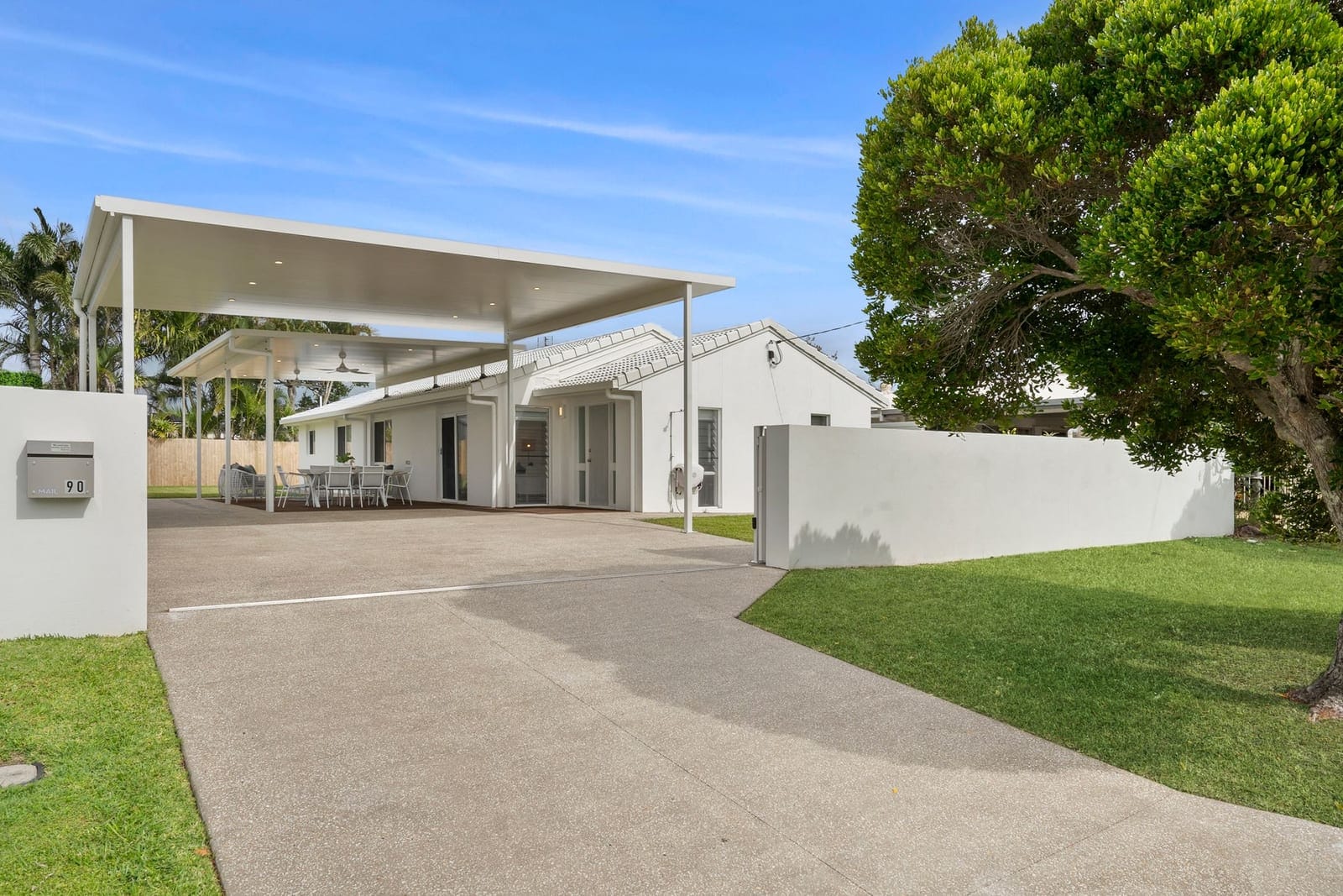 Renovated Beachside Charmer: 150m to Sand
