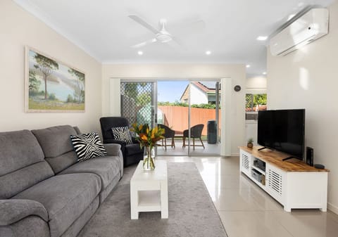 Modern Townhouse, 500m to the Beach