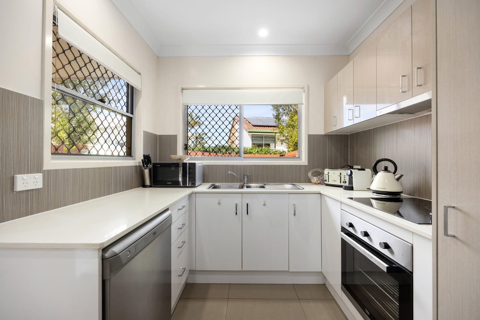 Modern Townhouse, 500m to the Beach