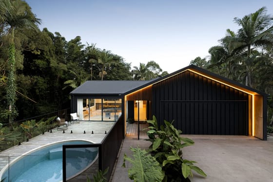 Luxurious and Contemporary Acreage Living