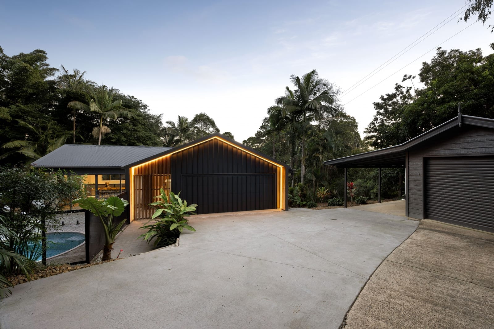 Luxurious and Contemporary Acreage Living