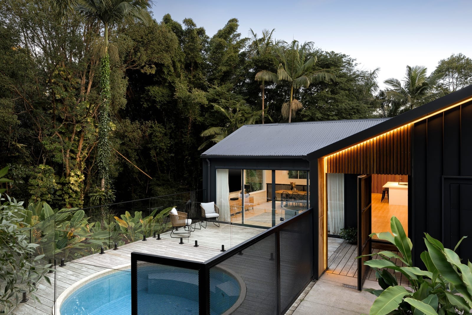 Luxurious and Contemporary Acreage Living