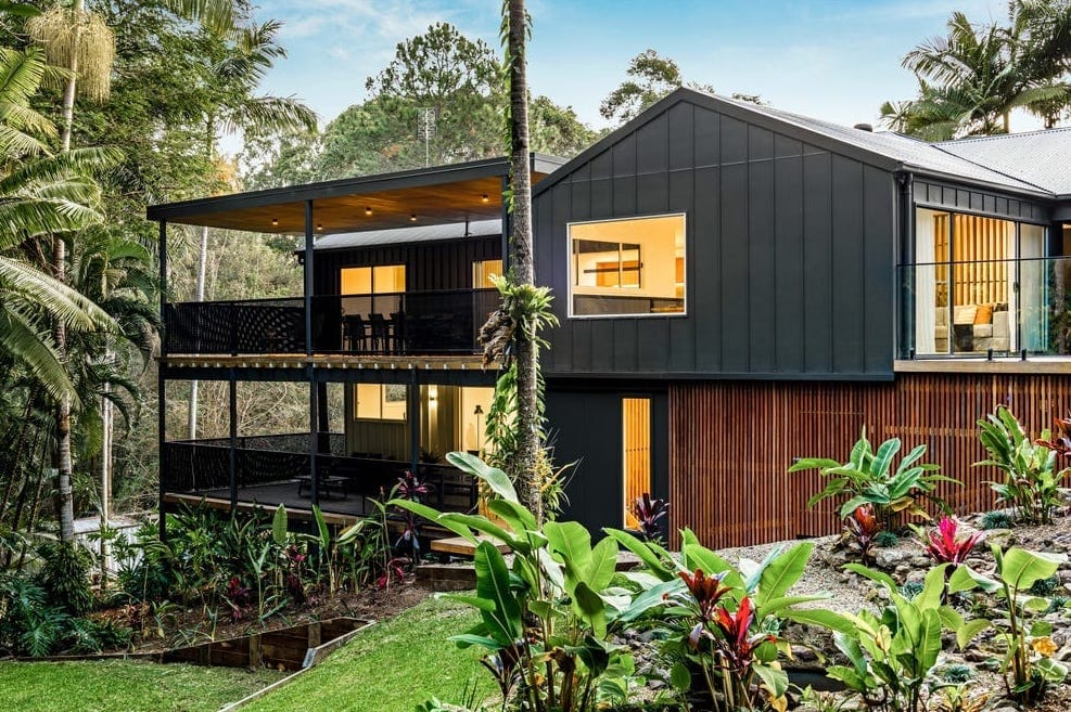 Luxurious and Contemporary Acreage Living