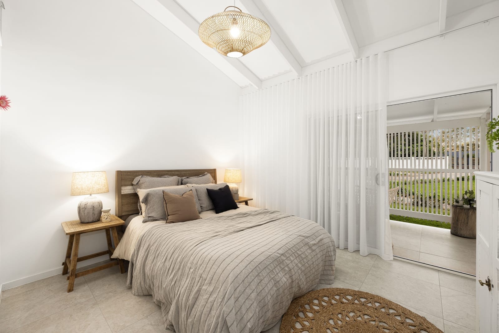 Elegant Homestead on 1½ Parklike Acres