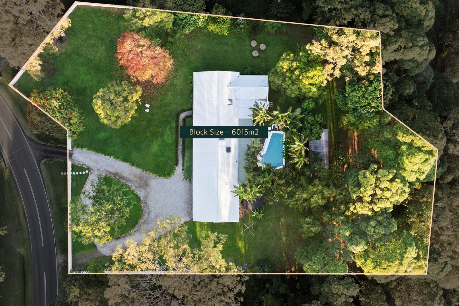 Elegant Homestead on 1½ Parklike Acres