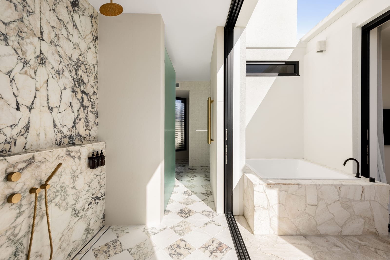 Bespoke Buddina Designer Masterpiece: 100m to Beach
