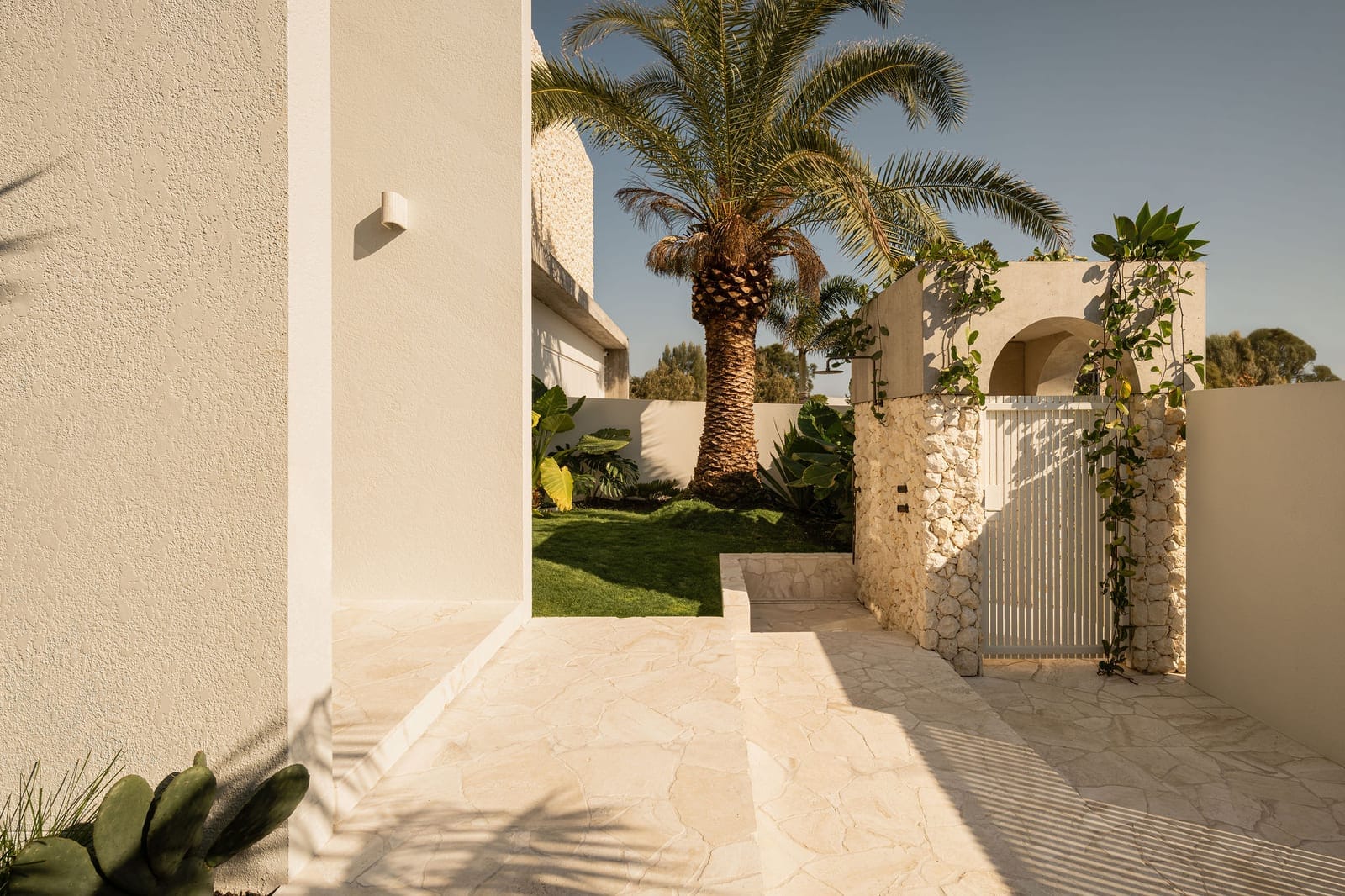Bespoke Buddina Designer Masterpiece: 100m to Beach