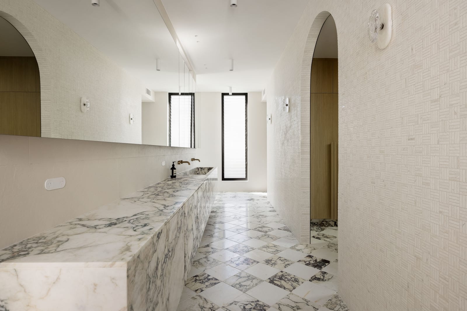 Bespoke Buddina Designer Masterpiece: 100m to Beach