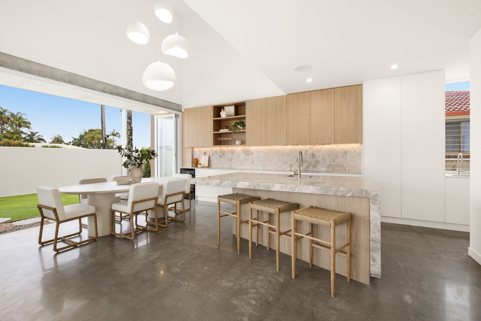 High-end Beachside Living!
