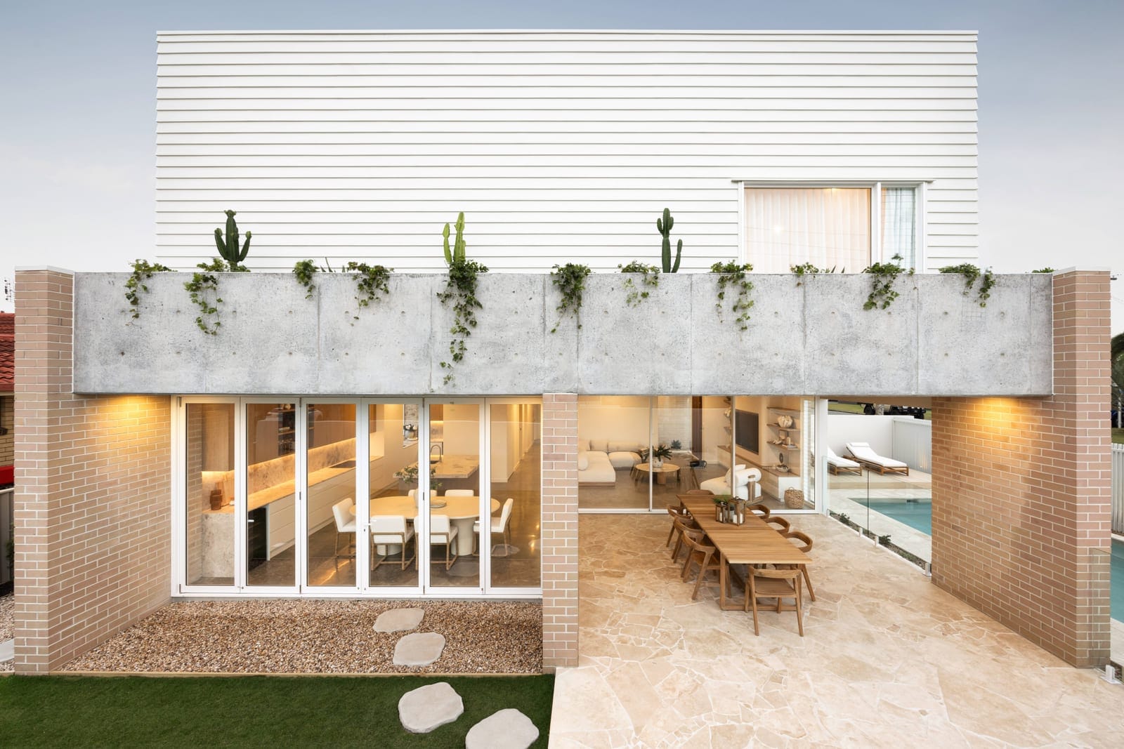 High-end Beachside Living!
