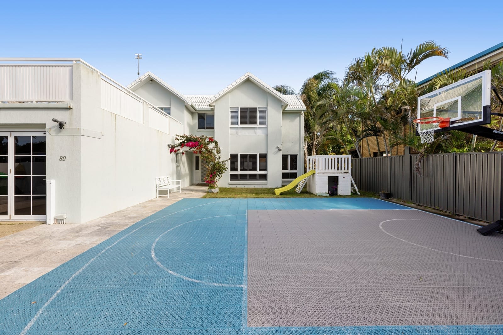 100m to the Sand: Beachside Entertainer