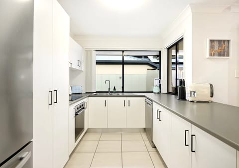 Stylish & Turn-key Ready: Just a Bike Ride to Mooloolaba Beach!