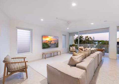 Full-Floor Residence in the Heart of Cotton Tree