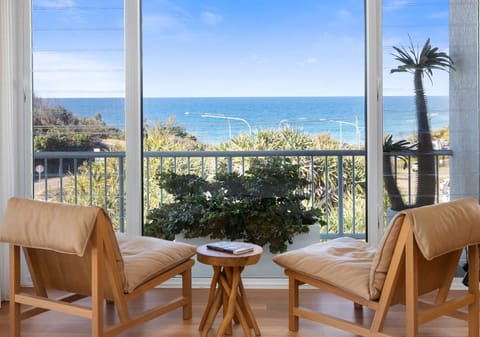 Top Floor Oceanview Apartment Metres From The Beach