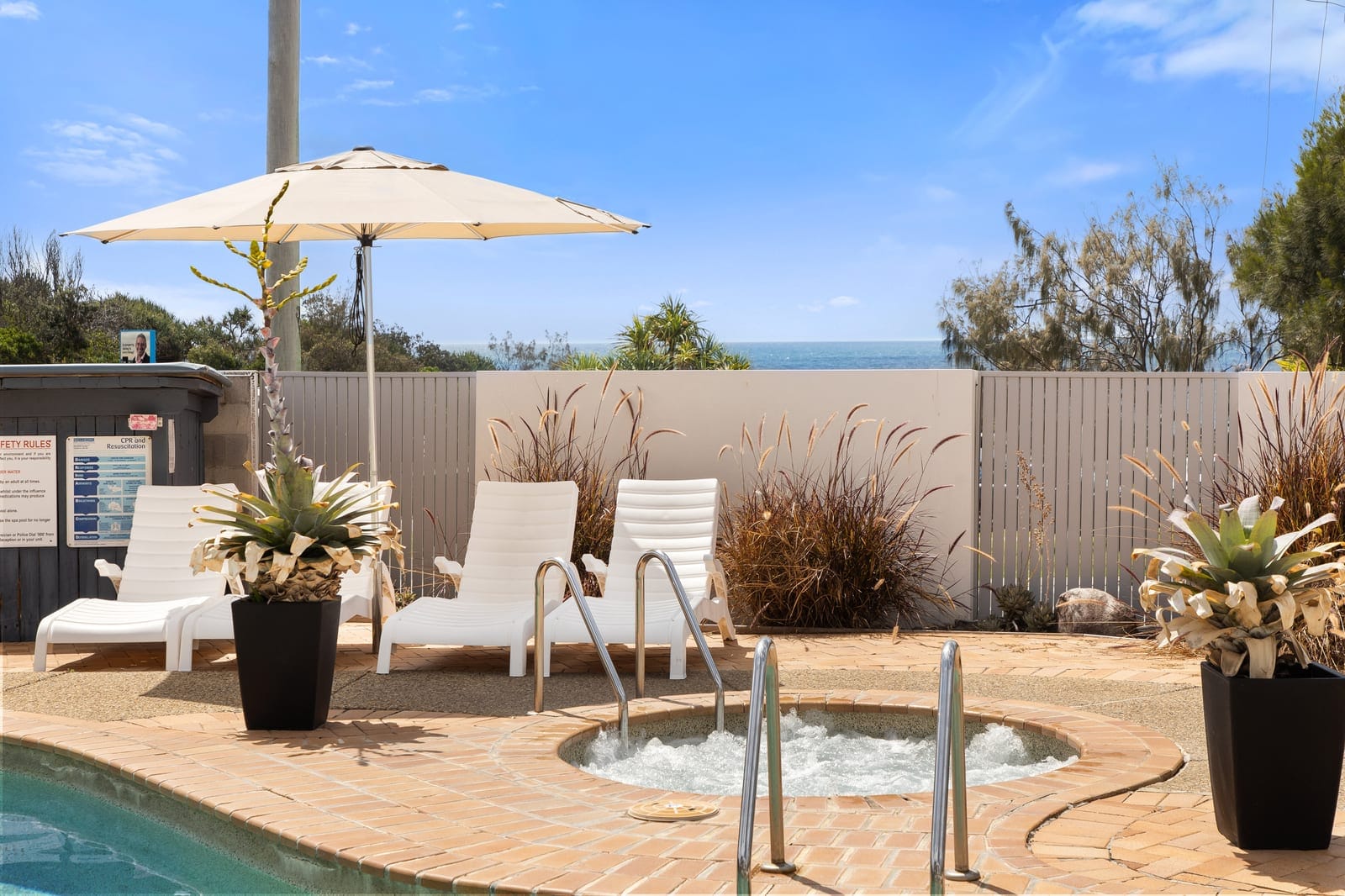 Top Floor Oceanview Apartment Metres From The Beach