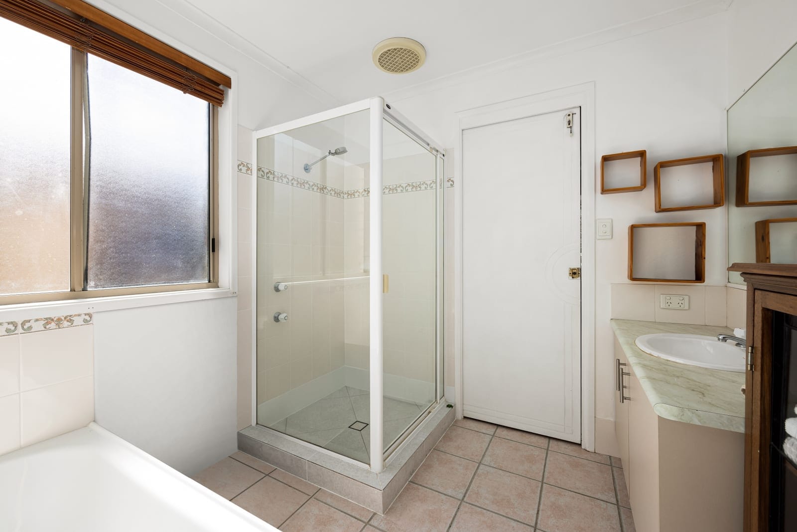 Effortless Living: Near Parks & Scenic Lake!