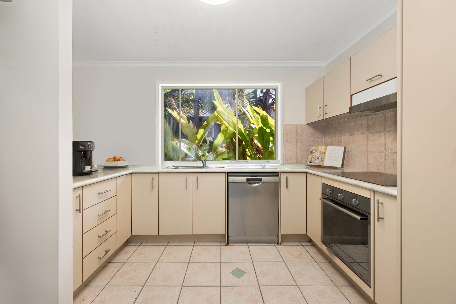 Effortless Living: Near Parks & Scenic Lake!