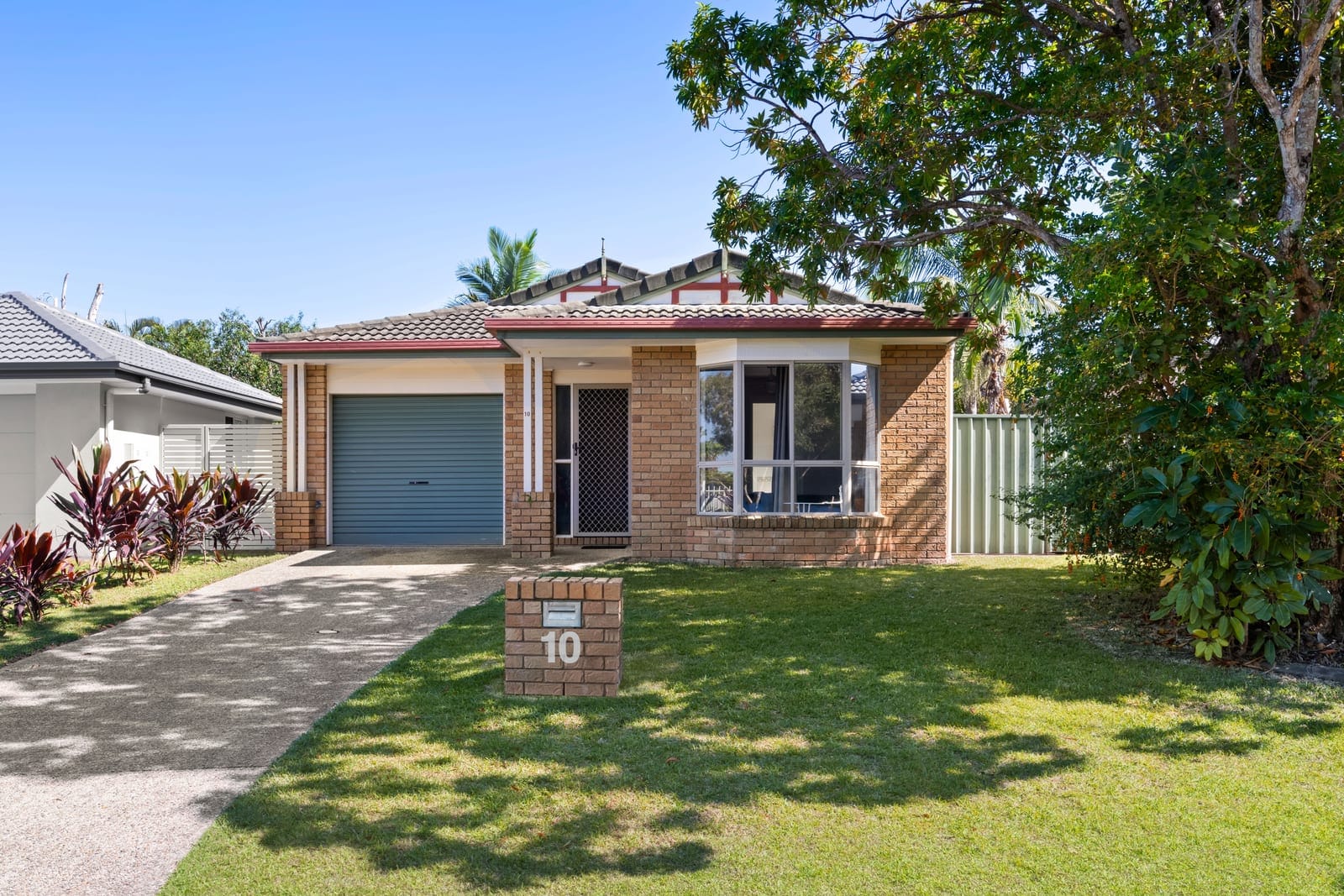 Effortless Living: Near Parks & Scenic Lake!