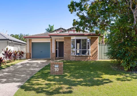 Effortless Living: Near Parks & Scenic Lake!