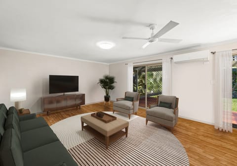Effortless Living: Near Parks & Scenic Lake!