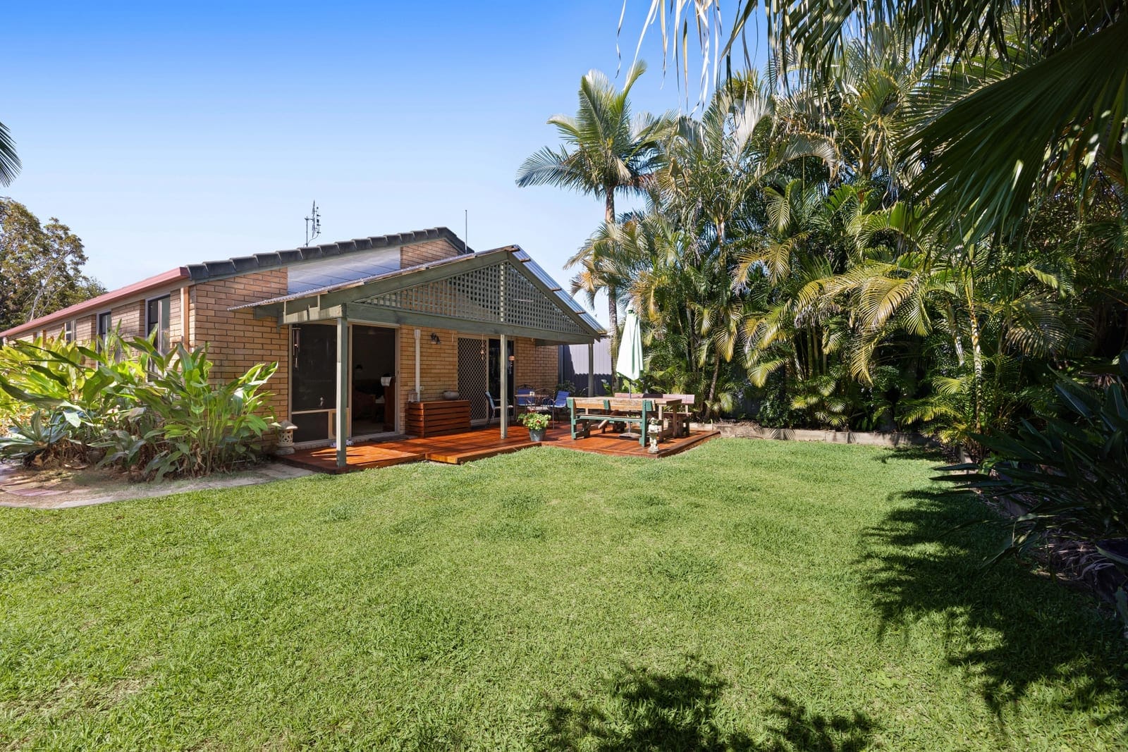 Effortless Living: Near Parks & Scenic Lake!