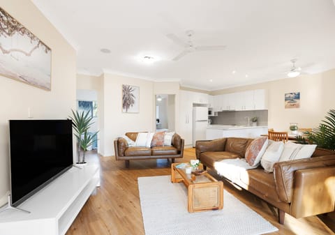 Low Maintenance Retreat, 250m to the Beach